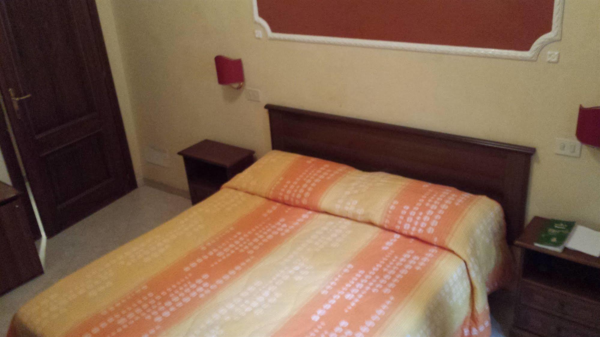 Hostel Cosmos Rzym Zewnętrze zdjęcie